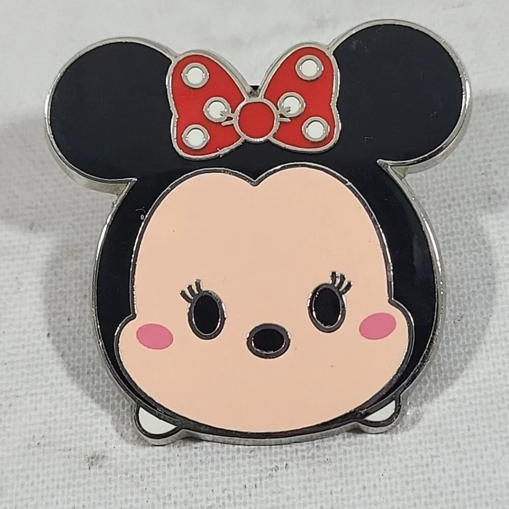 Disney Pins Set‎ Of 4 different Tsum Tsum Character Pins Pooh Minnie Daisy Chip